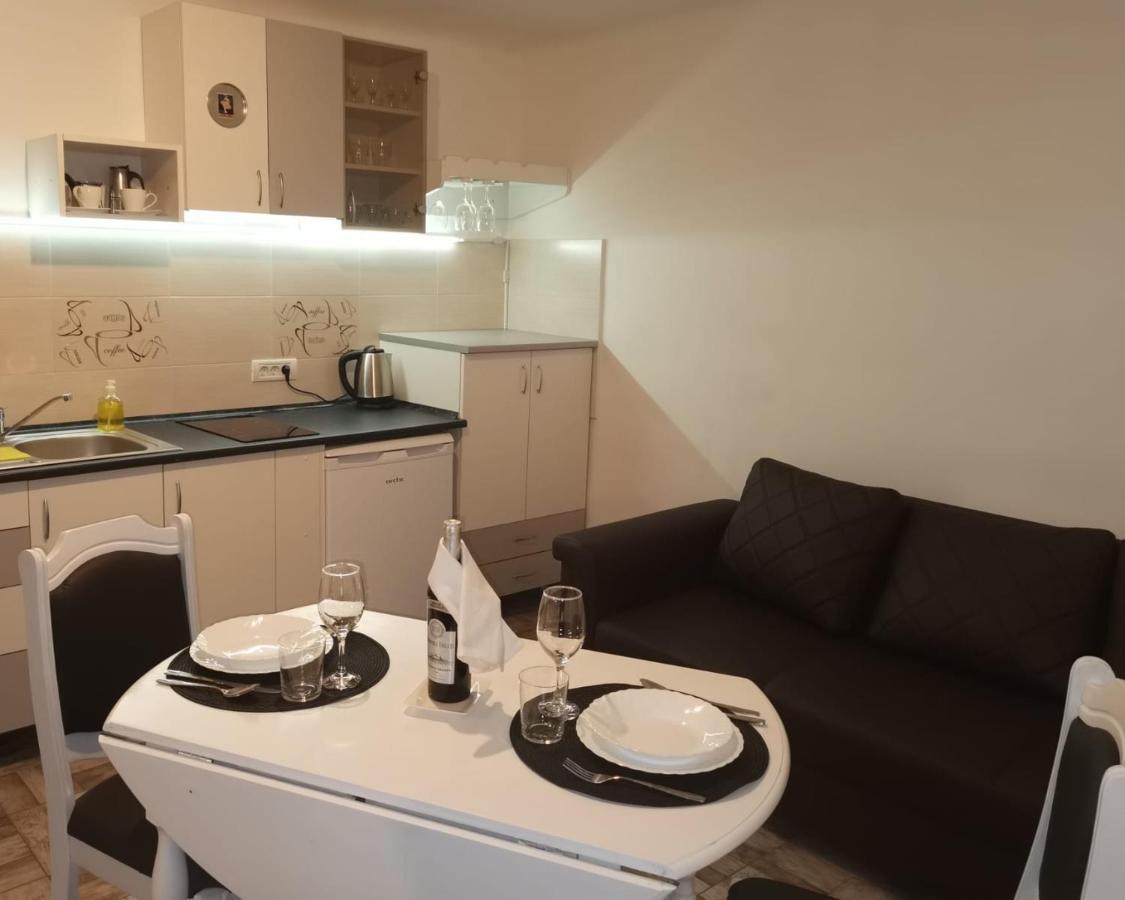 Carla'S Place Ap 2 Oradea Eksteriør billede