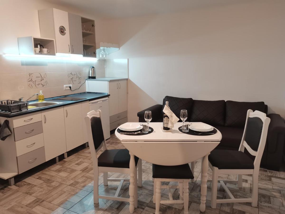 Carla'S Place Ap 2 Oradea Eksteriør billede